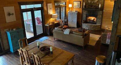 'CREEK-N-AWESOME' Luxury Creek -mökki / taimenkalastus / kylpytynnyri / PET-ystävä