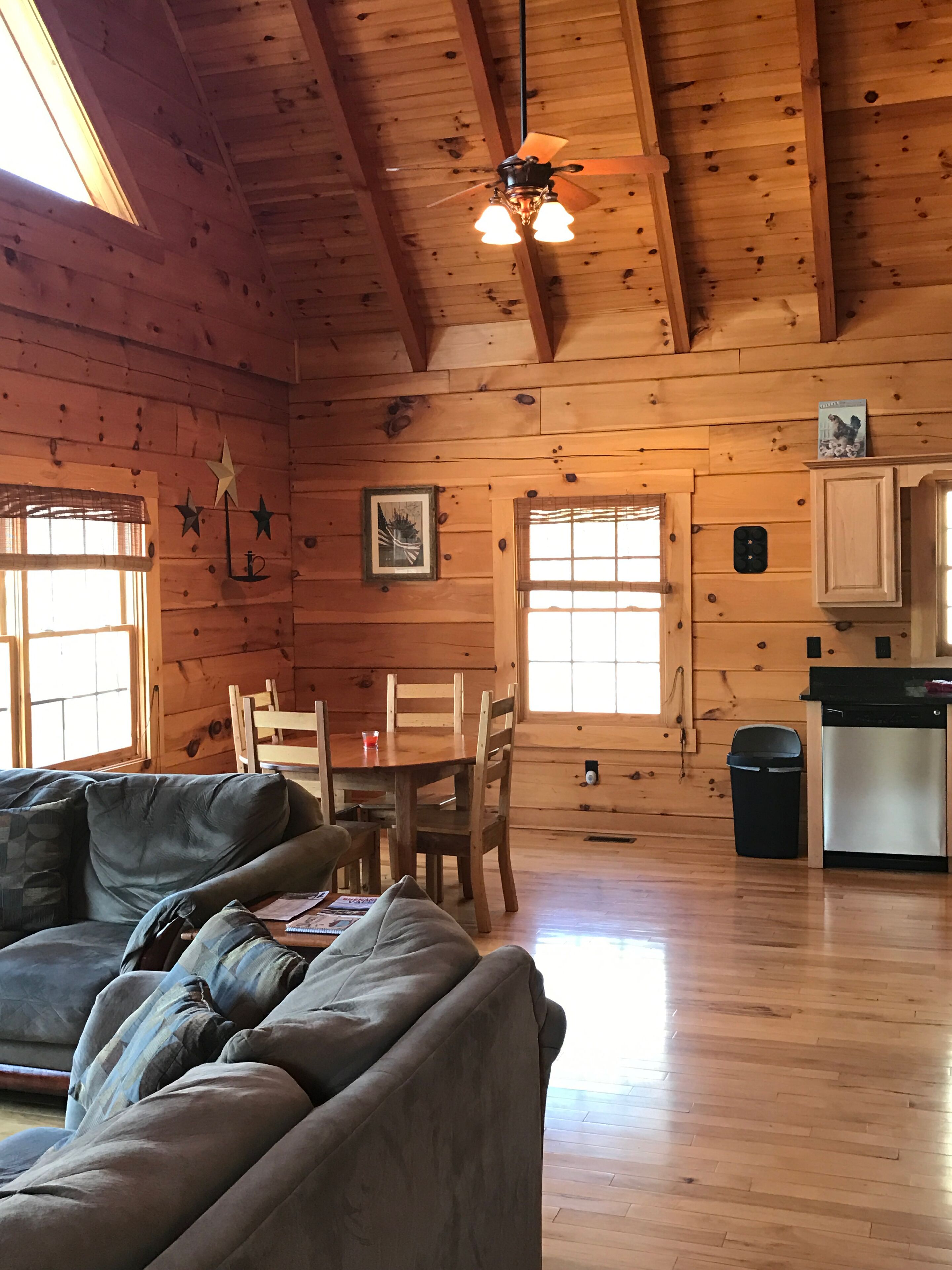 30 mile views newer log cabin Close to Luray and national park river