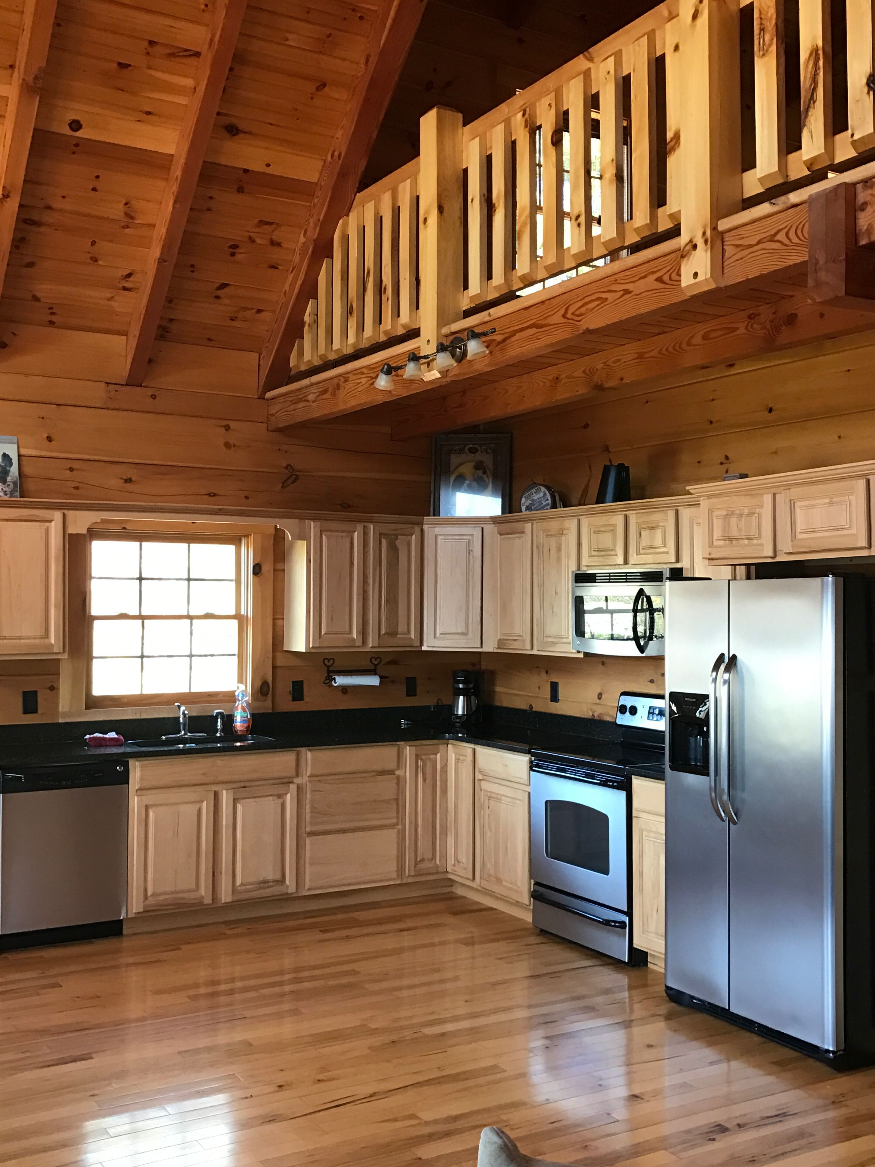 30 mile views newer log cabin Close to Luray and national park river