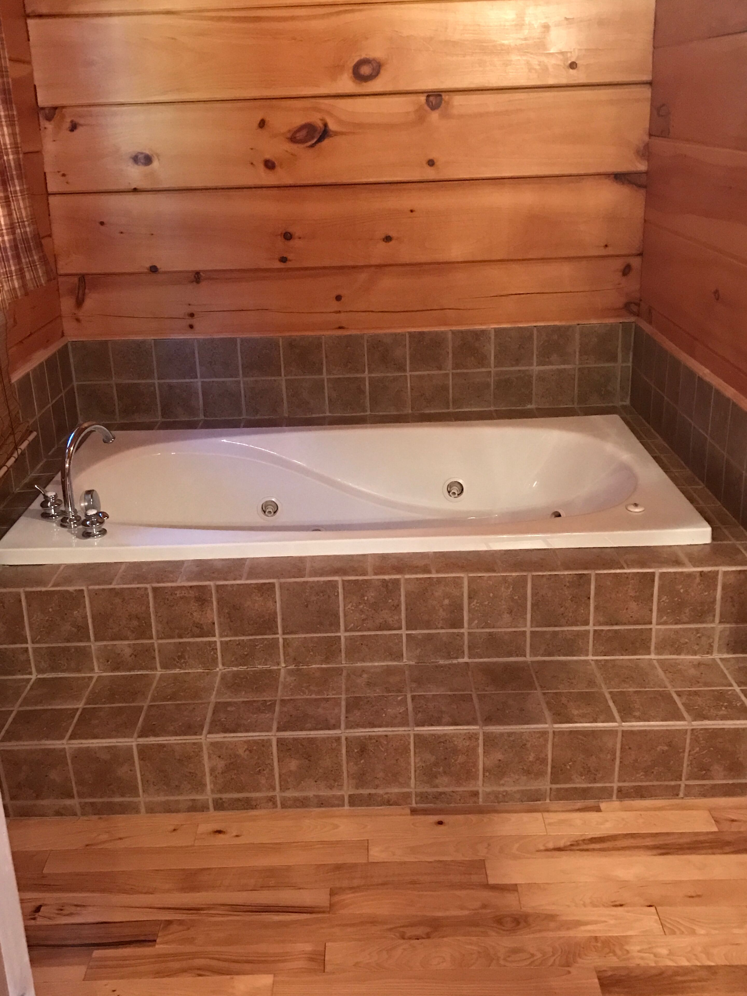 30 mile views newer log cabin Close to Luray and national park river