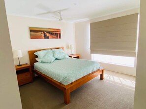 4 chambres, bureau, fer et planche à repasser