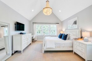 5 bedrooms, in-room safe, desk, iron/ironing board - Bridgehampton Estate, Private Tennis, Minutes from Ocean Beaches (Water Mill)