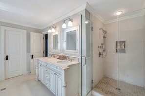 Shower, hair dryer, towels, soap - Bridgehampton Estate, Private Tennis, Minutes from Ocean Beaches (Water Mill)