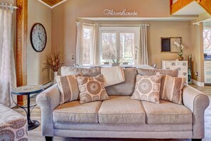 TV, fireplace, DVD player, books