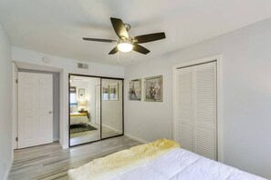 Interior - MB Bungalow steps to the bay for pets with bikes (San Diego)