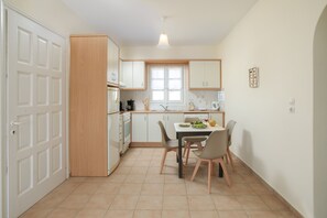 Fridge, oven, stovetop, coffee/tea maker