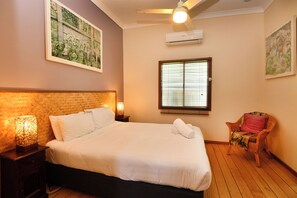 3 bedrooms, iron/ironing board, WiFi, bed sheets - Byron Bliss Beach Cottage (Byron Bay)