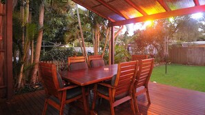 Outdoor dining - Byron Bliss Beach Cottage (Byron Bay)