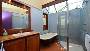 Bathtub, hair dryer, towels, soap - Byron Bliss Beach Cottage (Byron Bay)