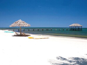 En la playa, camastros y toallas de playa 
