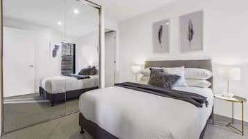 2 bedrooms, desk, iron/ironing board, WiFi