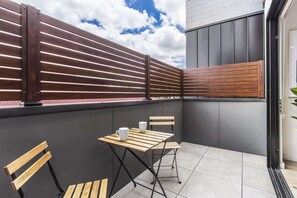 Outdoor dining - Boutique apartment in quiet, sought-after suburb (Carnegie)