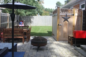 Outdoor dining - Charming Updated 3 Bedroom Cape Cottage, Close To Beach (Dennis)