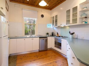 Een microgolfoven, een oven, een kookplaat, een vaatwasser