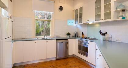 Classic on George- clean, comfortable and pet friendly! - Classic heritage home with four bedrooms