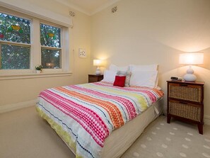 4 bedrooms, iron/ironing board, Internet, bed sheets