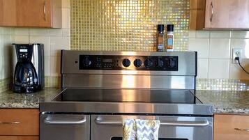 Geladeira, micro-ondas, fogão, cooktop