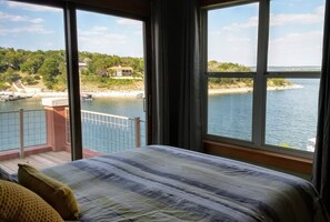 3 quartos, escrivaninha, ferros/tábuas de passar roupa