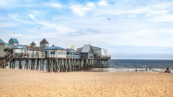 Beach nearby, sun loungers, beach towels