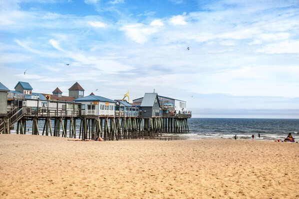 Beach nearby, sun loungers, beach towels