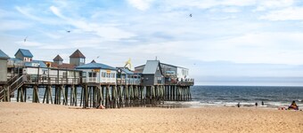 15A Great Location! 5 min Walk to Beach/Pier-Cottage Sleeps 6;12 w/back unit