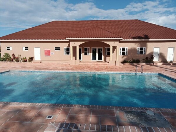 2 outdoor pools, sun loungers - Savannah's Place (Ocho Rios)