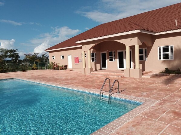 2 outdoor pools, pool loungers - Savannah's Place (Ocho Rios)