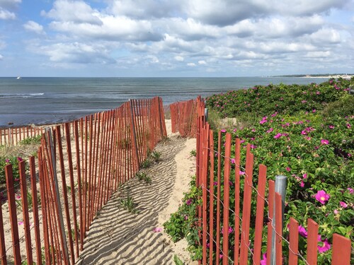 OCEANFRONT! Private beach, VIEWS, A/C, WIFI, Streaming TV, Walkable, Memories!