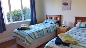 2 Schlafzimmer, Schreibtisch, Bügeleisen/Bügelbrett, Reisekinderbett
