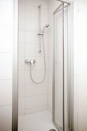 Asciugacapelli, asciugamani, shampoo, carta igienica
