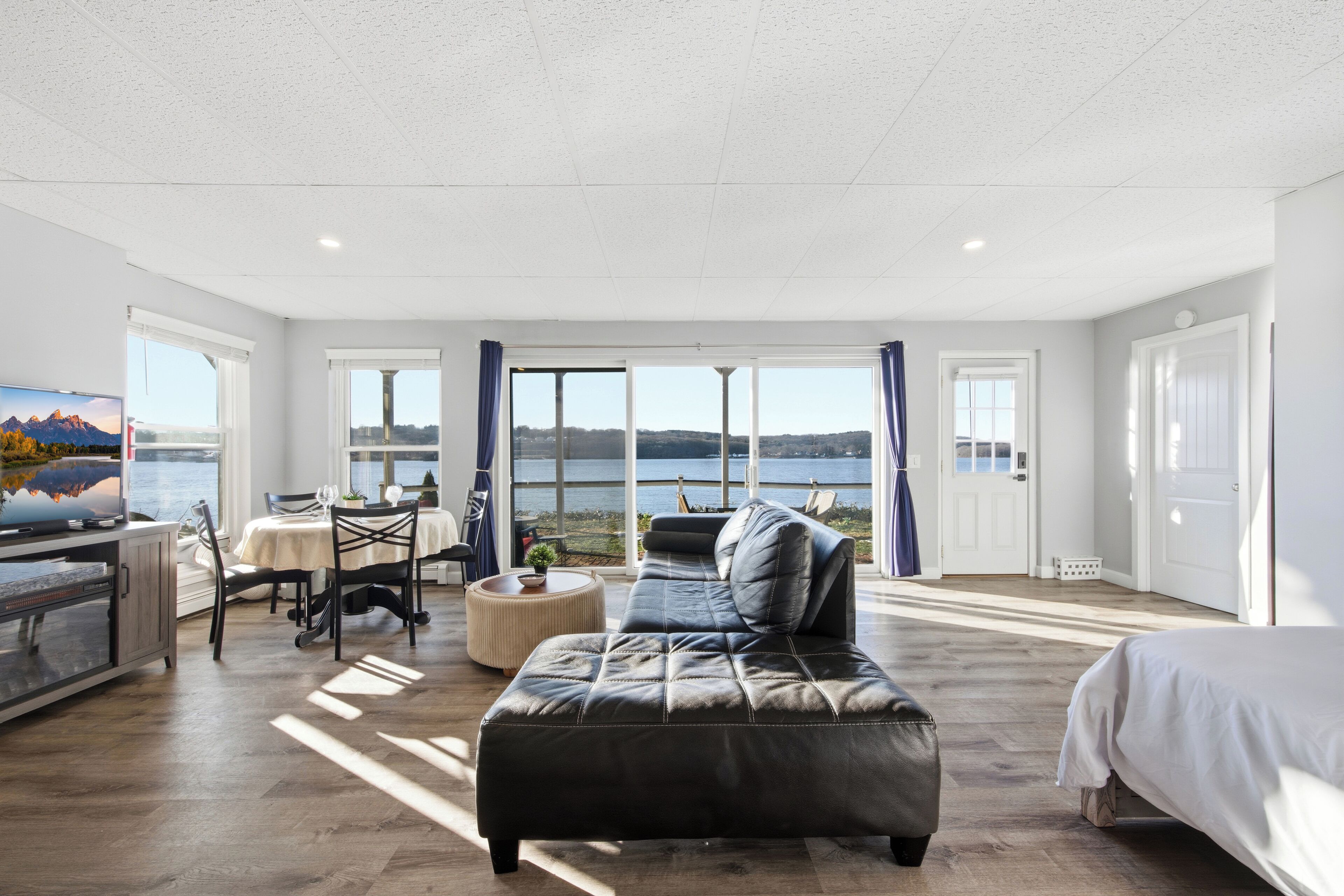 Een smart-tv, een kantoor en een printer