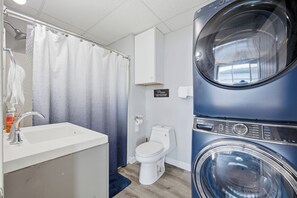 Combined shower/tub, hair dryer, towels, soap - Comfy Waterfront Walkout! Enjoy your own private terrace overlooking the Thames! (Groton)
