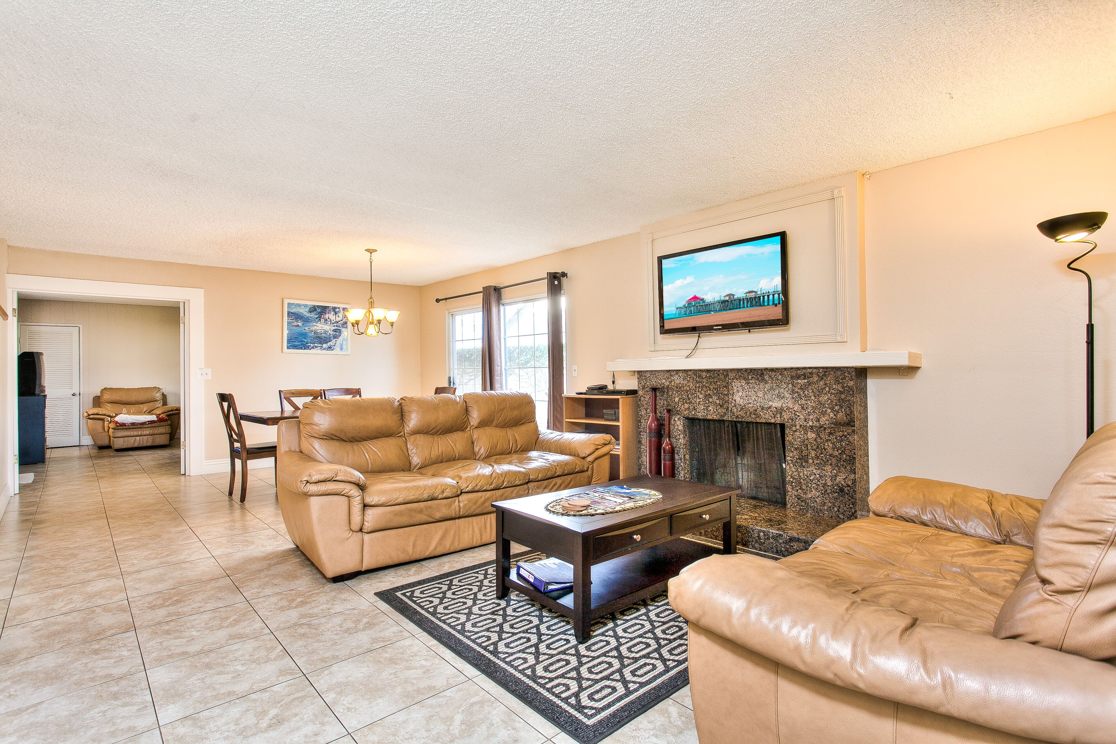 Spacious Fun Bright Private Condo Near Beach