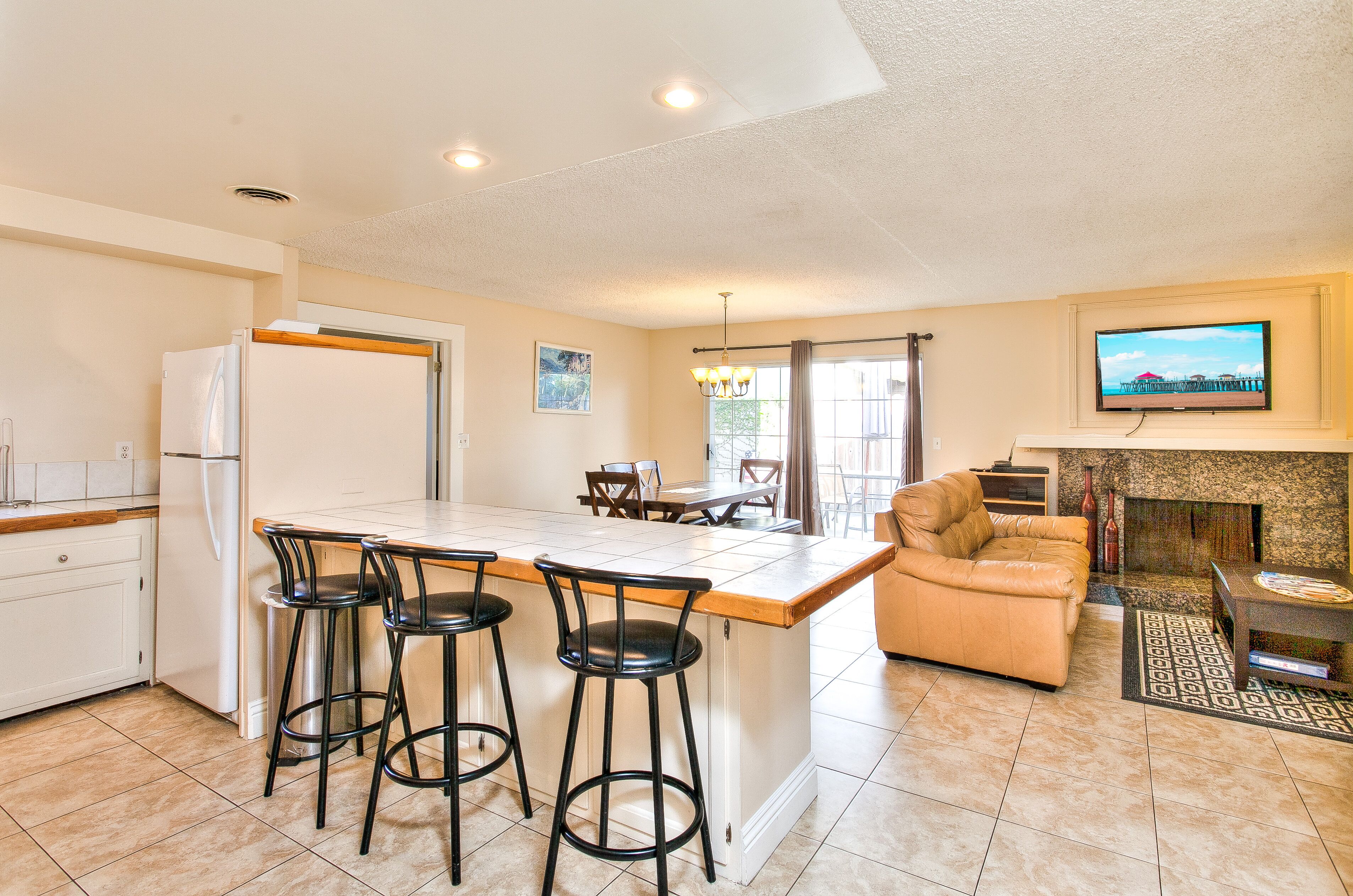 Spacious Fun Bright Private Condo Near Beach