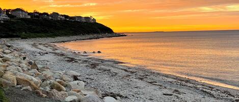 Beach nearby, sun loungers, beach towels
