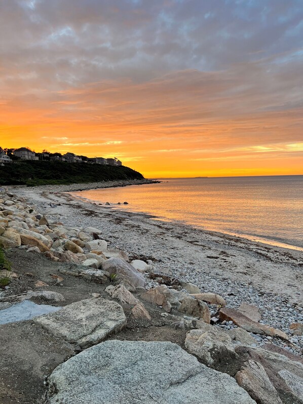 Beach nearby, sun-loungers, beach towels