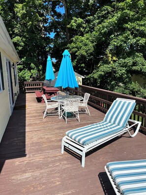 Outdoor dining - Priscilla Beach Cottage with Central AC (Plymouth)