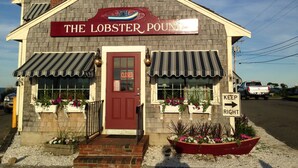 Ein Gebäude mit einem Schild, auf dem "The Lobster Pound" steht, und einem Schild mit der Aufschrift "KEEP RIGHT".
