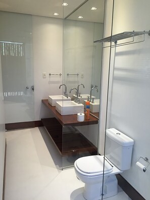 Shower, hair dryer, towels, soap - Beautiful beach house, finely decorated with access to the Tivoli resort (mata de são joão)