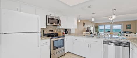 Refrigerador, microondas, horno, placa de cocina