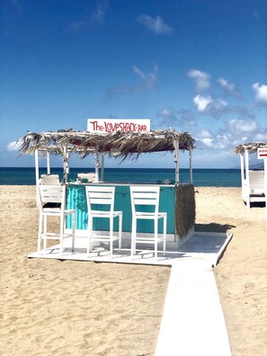 Playa privada, sillas reclinables de playa, toallas de playa