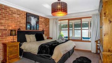 4 bedrooms, iron/ironing board, Internet, bed sheets