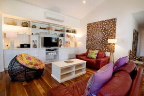 Una televisión, una oficina