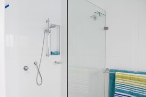 Douche, sèche-cheveux, serviettes fournies, papier toilette