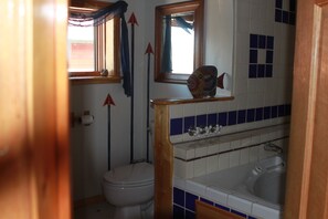 Un baño con inodoro, lavamanos y bañera.