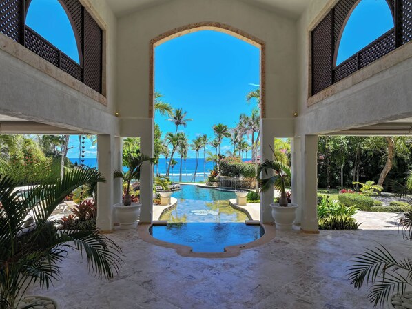 Una piscina al aire libre, una piscina climatizada