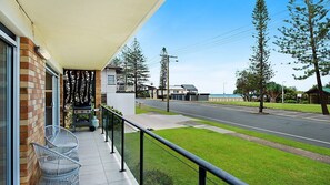 Terrace/patio - Waves at North Kirra - Bilinga North Kirra Beachfront - Linen Provided - Min. 3 Night Stays! (Bilinga)