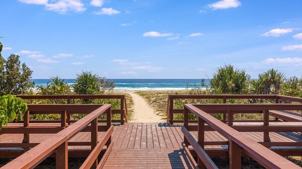 Property grounds - Waves at North Kirra - Bilinga North Kirra Beachfront - Linen Provided - Min. 3 Night Stays! (Bilinga)