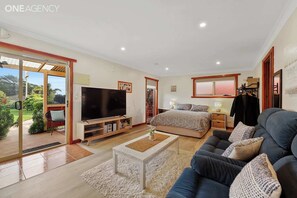 1 habitación, tabla de planchar con plancha y cuna de viaje