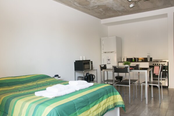 Estudio estándar, 1 cama matrimonial, para no fumadores, balcón | Decoración personalizada, muebles diferentes y cortinas blackout 